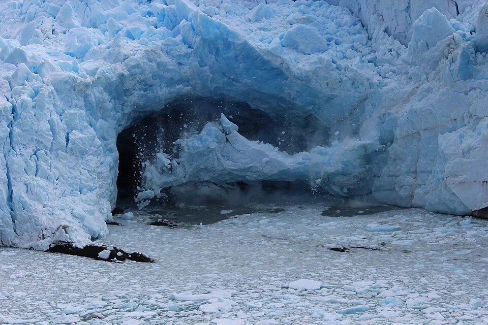 Eisblöcke brechen von der Front des Perito-Moreno-Gletschers ab.