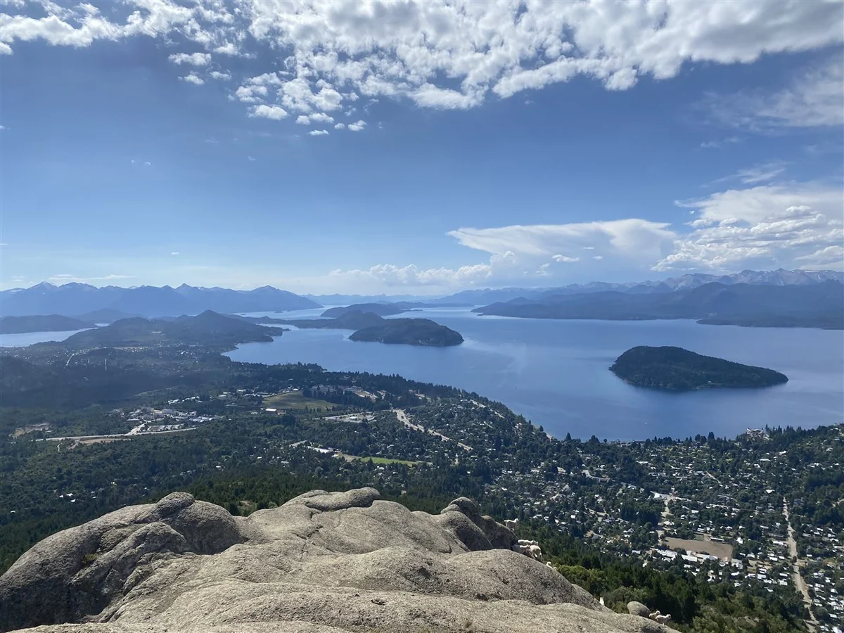 Blick vom Cerro Otto über den Nahuel-Huapi-See und die Anden bei Bariloche.