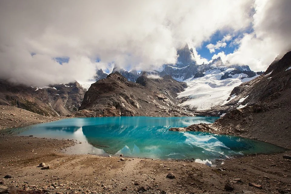 Türkisfarbene Laguna de los Tres vor den Granitspitzen des Fitz Roy.
