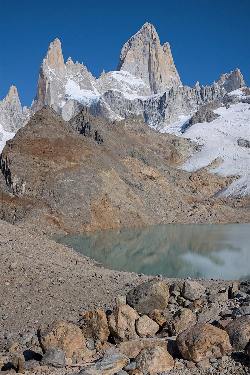 Fitz-Roy-Massiv mit Laguna de los Tres in einer hochkant aufgenommenen Berglandschaft.
