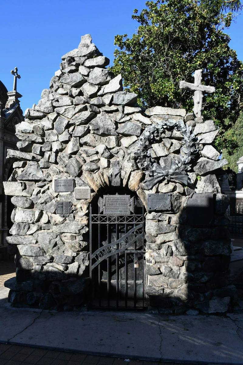 Steinerne Grabstätte mit Kreuz und schmiedeeisernem Tor auf dem Friedhof von Recoleta.