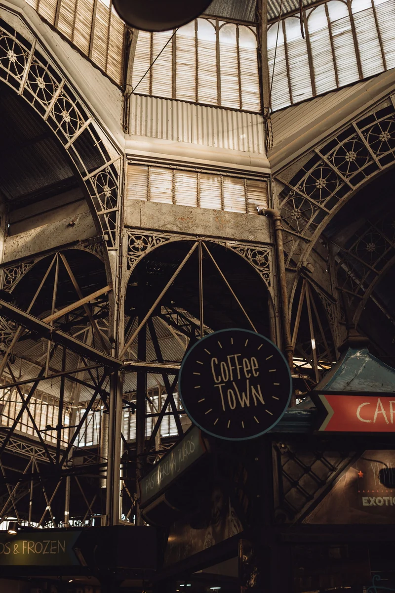 Historische Eisenkonstruktion und Café-Schilder im Mercado de San Telmo in Buenos Aires.