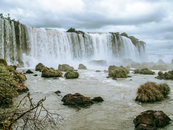 Iguazú-Wasserfälle erleben: Argentinien, Brasilien und der Regenwald