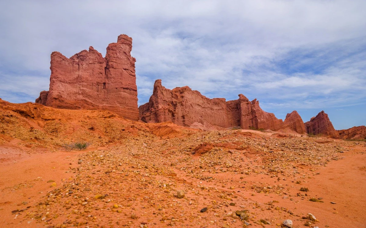 Rote erodierte Felstürme und kahle Hänge in der Quebrada de las Conchas bei Cafayate.