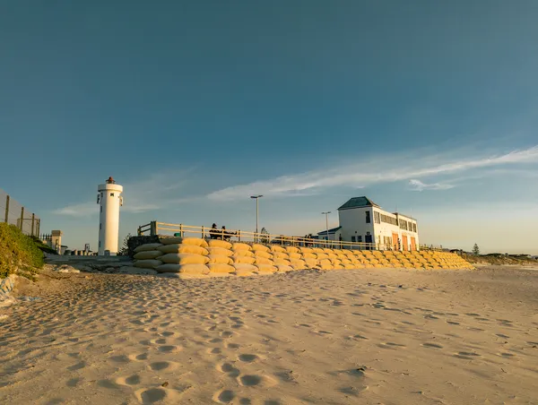 Milnerton Lighthouse vom Strand in Kapstadt