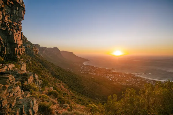 Sonnenunterang Kloof Corner Gebirgskette und Camps Bay