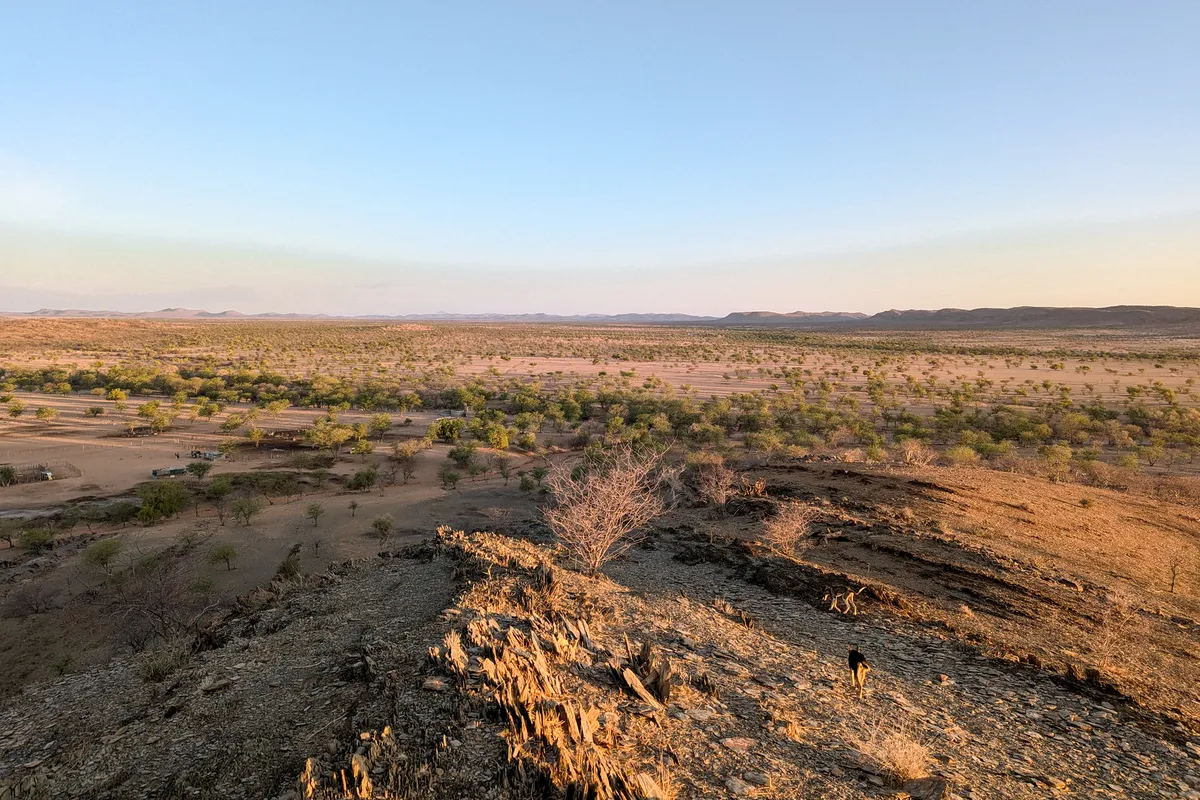 Blick von Hügel auf das Damaraland bei Sonnenuntergang