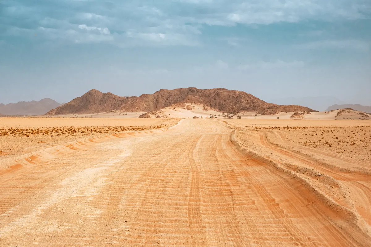 Namibwüste Sandstraße mit Berg