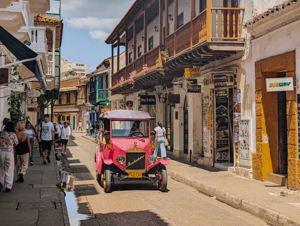 Oldtimer in den Gassen von Cartagena