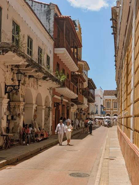 Seitengasse mit Fußgängern in Cartagena