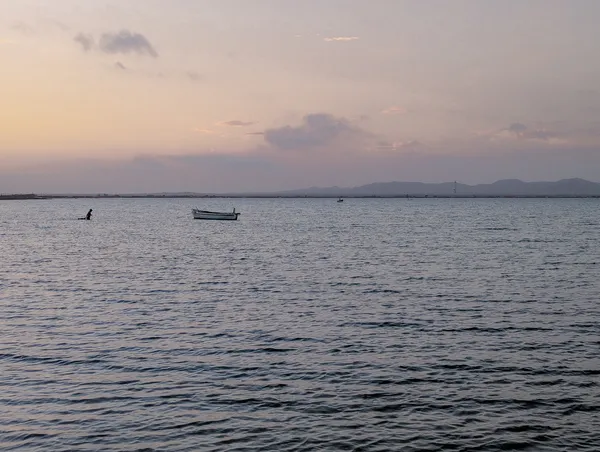 Fischer mit Boot am Meer