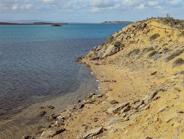 Steile Steinküste im Norden von La Guajira