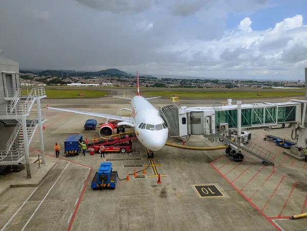 Flugzeug am Gate am Flughafen Pereira