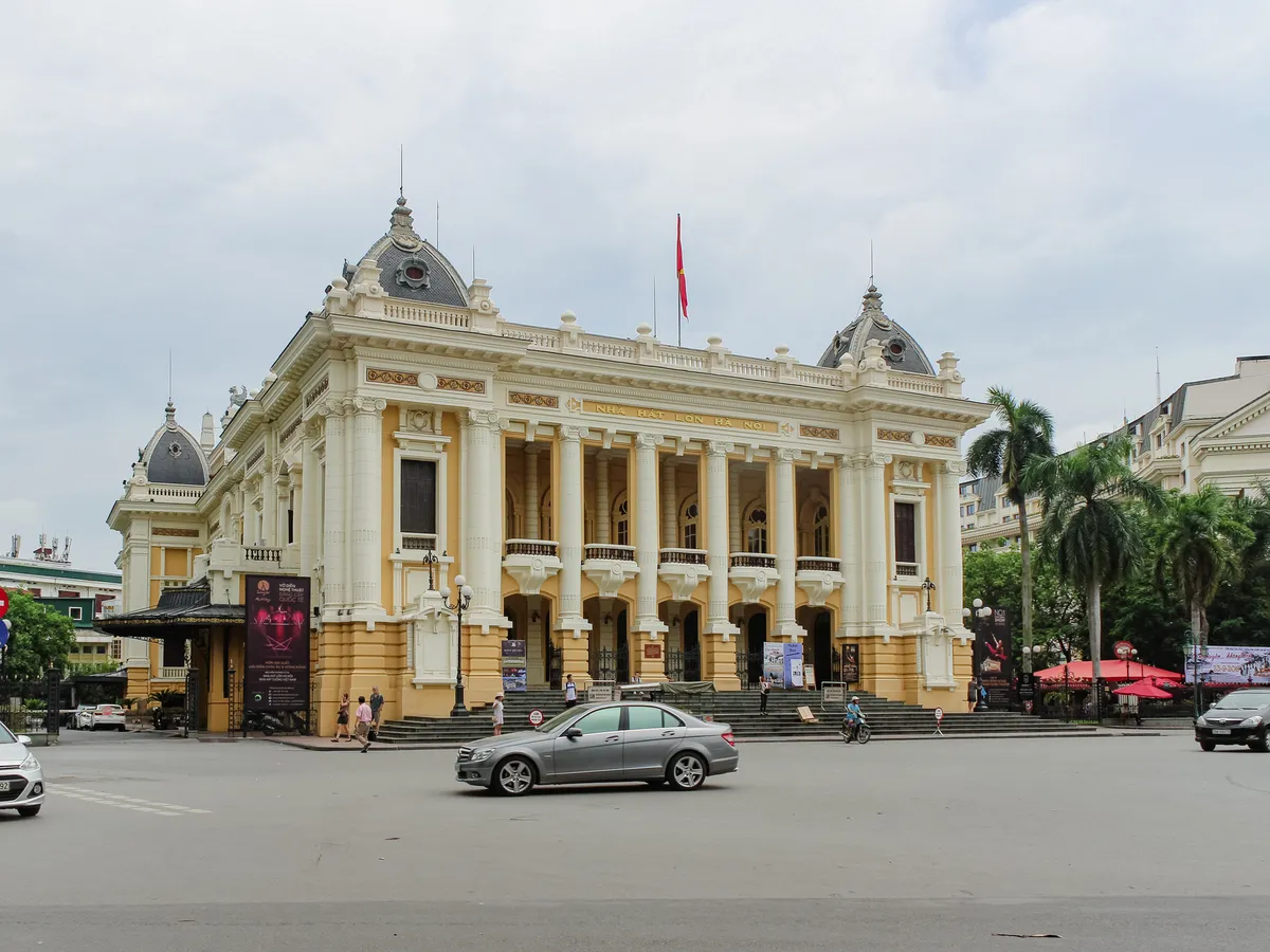 Blick auf das Opernhaus von Hanoi vom Kreisverkehr aus