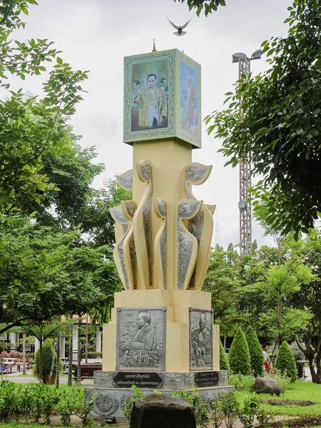 Gelbe Säulenstatue für den thailändischen König in einem Park in Hanoi