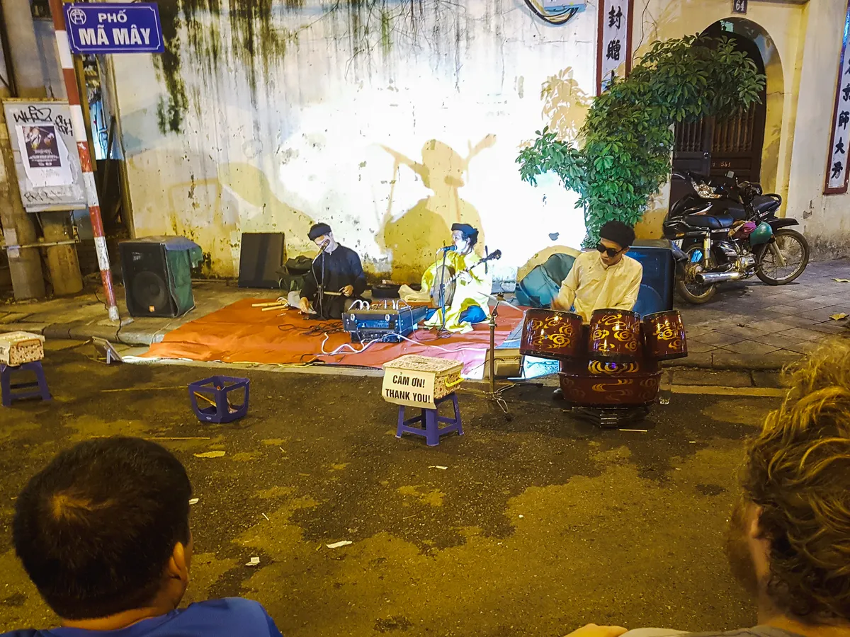 Straßenmusiker im Nachtleben von Hanoi