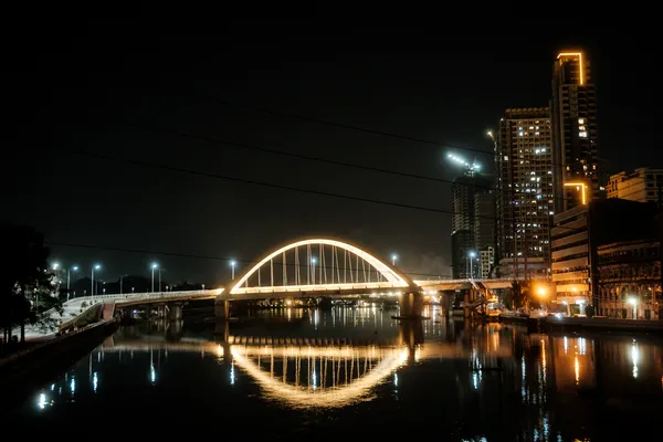 Binondo Intramuros Bridge beleuchtet bei Nacht