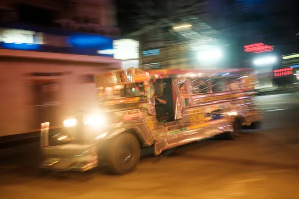 Titelbild für Chinatown Manila - Ein Spaziergang durch das Lichtermeer der Nacht