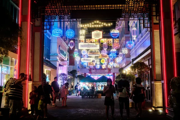 Neonlichter an der Lucky Chinatown Mall von Manila bei Nacht