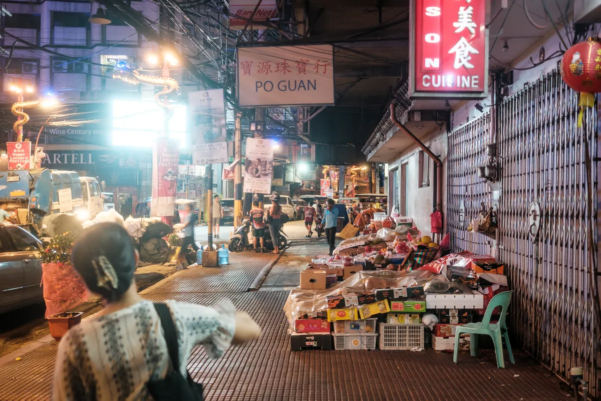 Obststand in der Chinatown von Manila bei Nacht