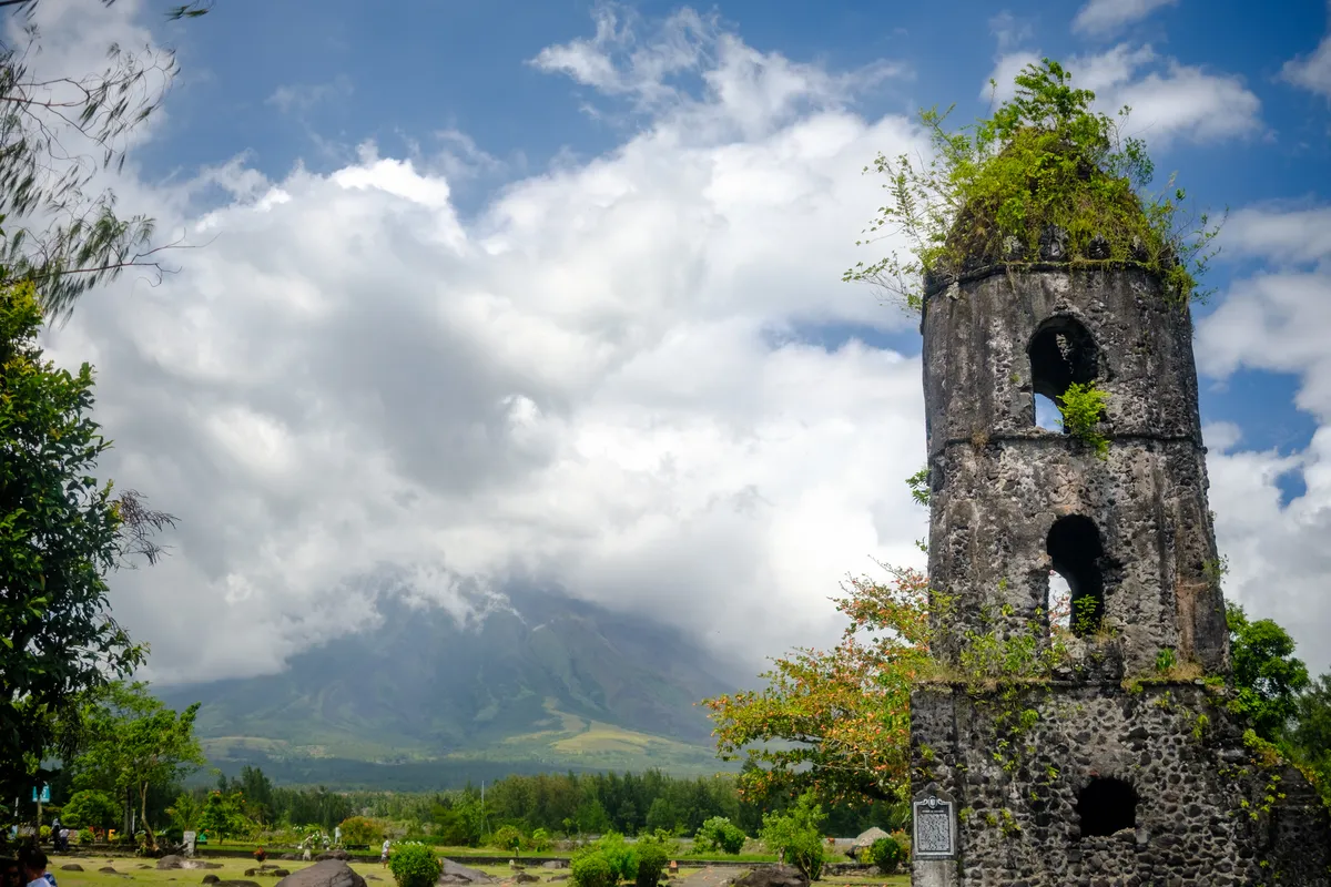 Der Mt. Mayon. Im Vordergrund befindet sich die Ruine eines Kirchturms.