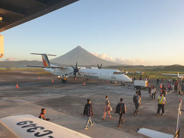 Flughafen von Bicol in den Frühen Morgenstunden mit Flugzeug und Mayon Vulkan