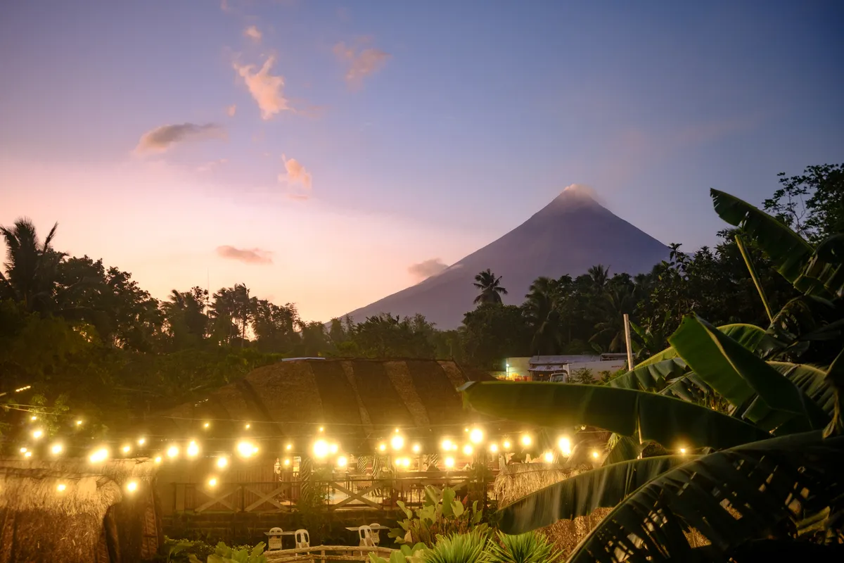 Mayon Vulkan beim Einsetzen der Dämmerung