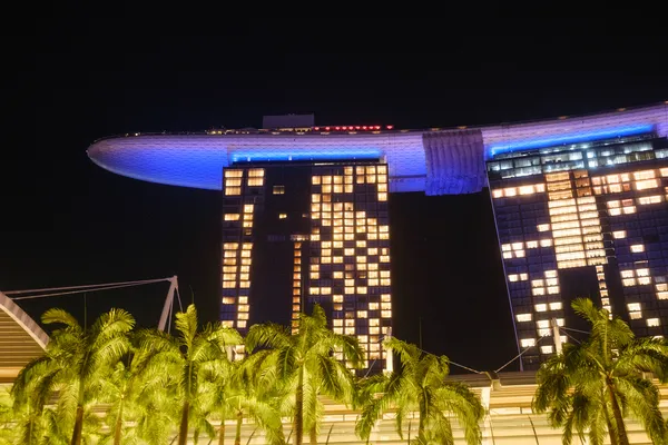 Marina Bay Sands Hotel von unten bei Nacht