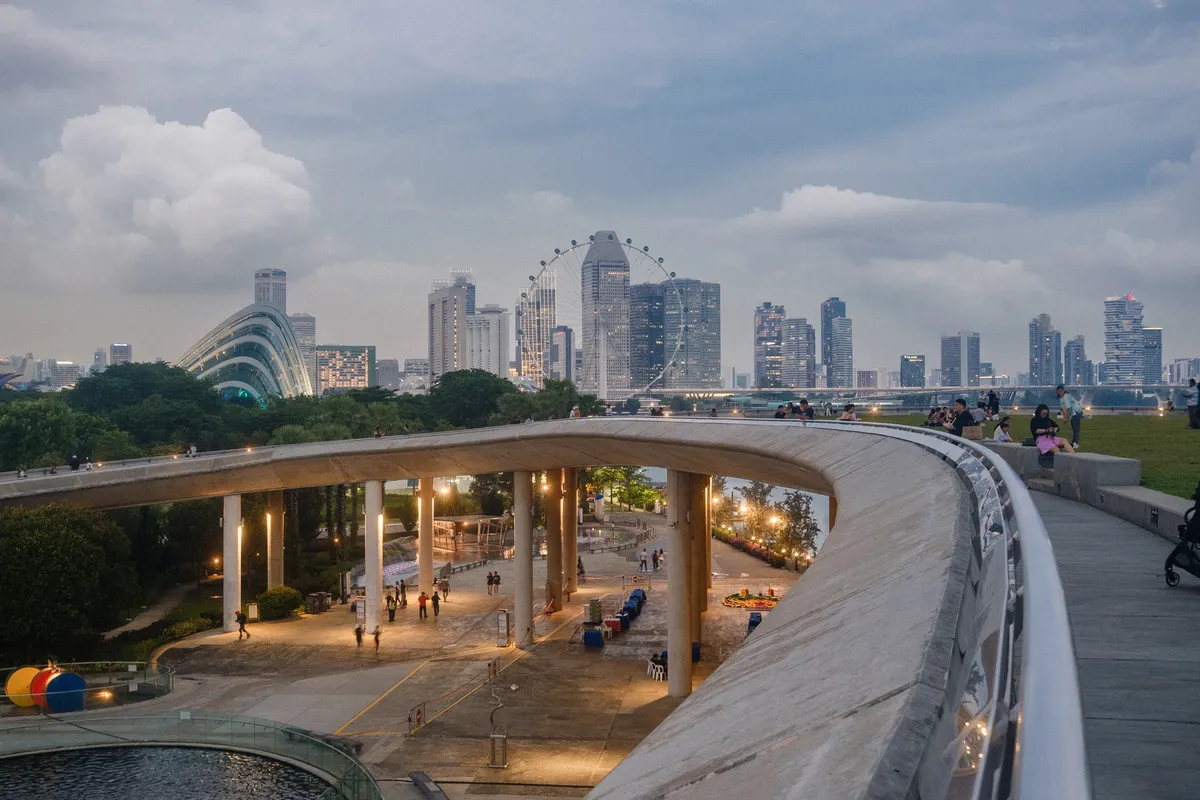 Singapore Flyer Riesenrad von einer Brücke aus