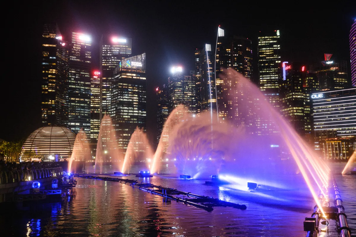 Wassershow in Singapur bei Nacht vor der Skyline