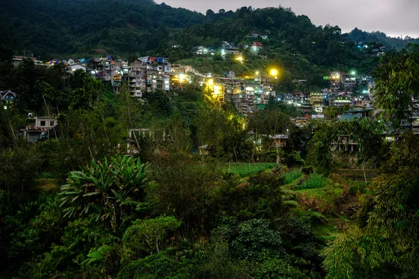 Blick auf die beleuchteten Häuser von Banaue