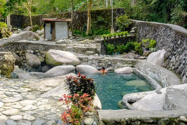 Natürlicher Pool aus Stein an den heißen Quellen