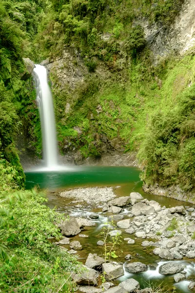 Wasserfall mit kleinem Teich.